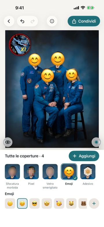 La stessa foto con ogni volto sostituito da un’emoji sorridente, e la riga delle emoji sotto.