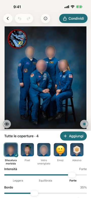 Nube Blur su iPhone: un ritratto di gruppo con tutti e quattro i volti coperti da una sfocatura morbida.